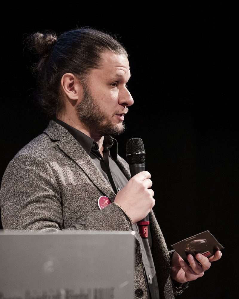 Niki Drozdowski pitcht An Inconvenient Doom auf der Bühne